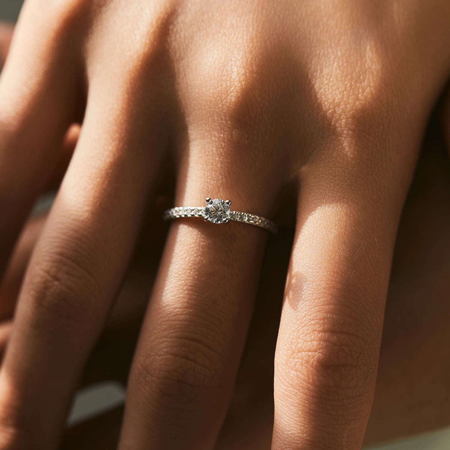 Bague Solitaire Pavée en Moissanite – Argent Massif