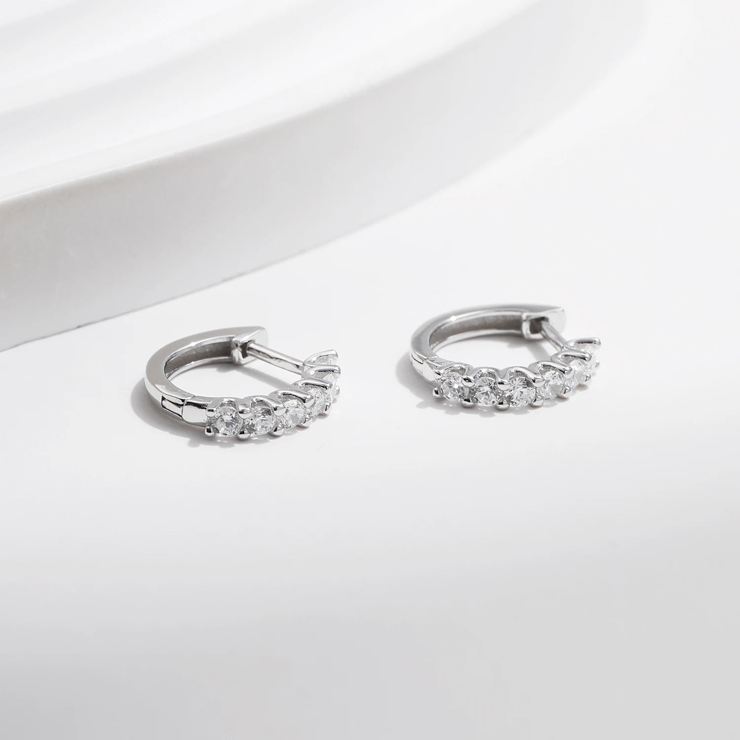 Boucles d’Oreilles Créoles Pavées en Moissanite – Argent Massif