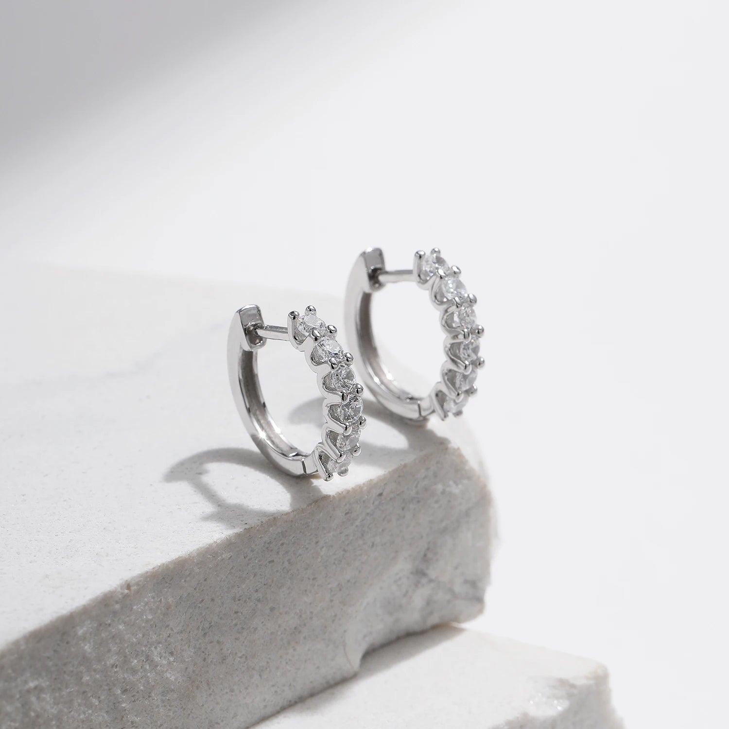 Boucles d’Oreilles Créoles Pavées en Moissanite – Argent Massif