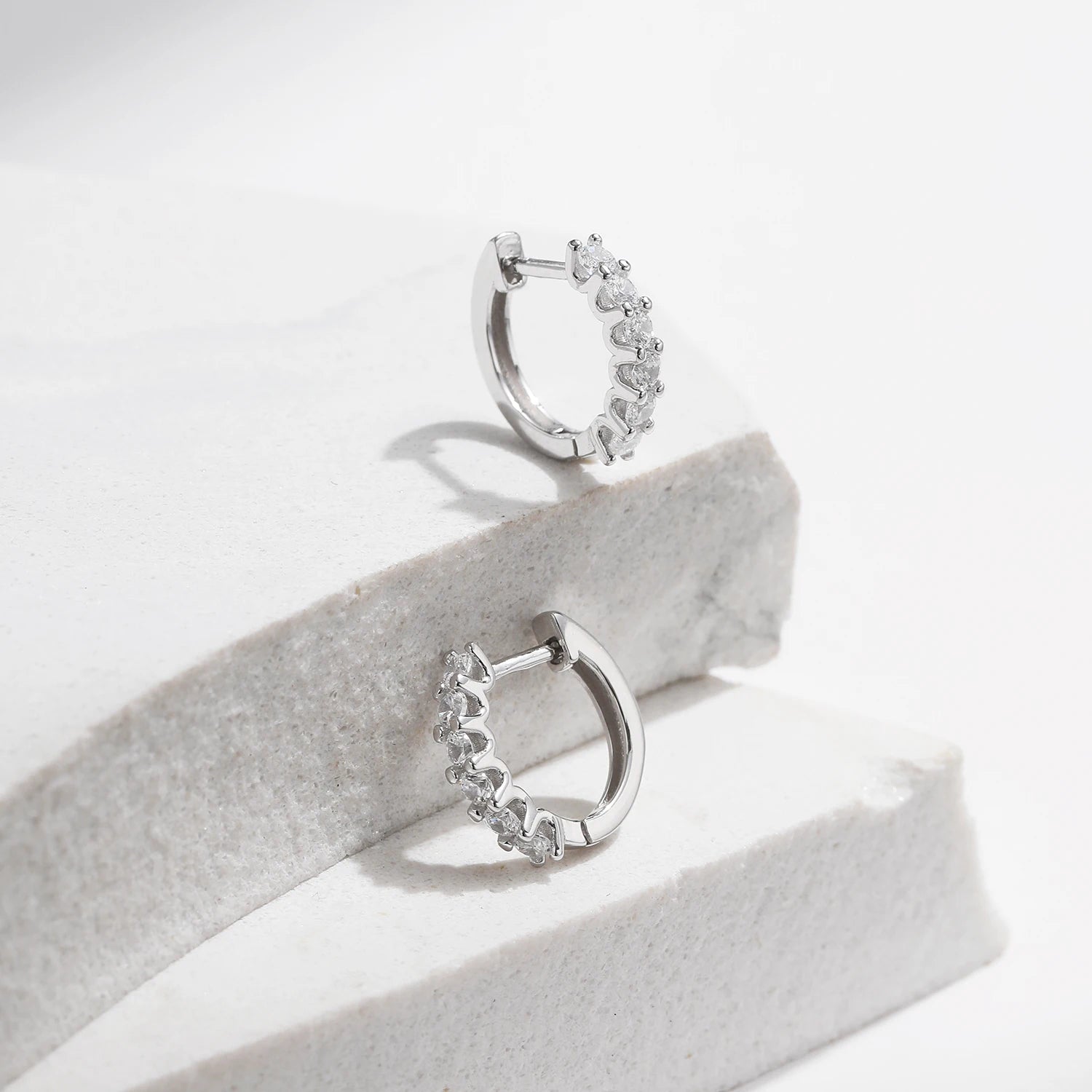 Boucles d’Oreilles Créoles Pavées en Moissanite – Argent Massif