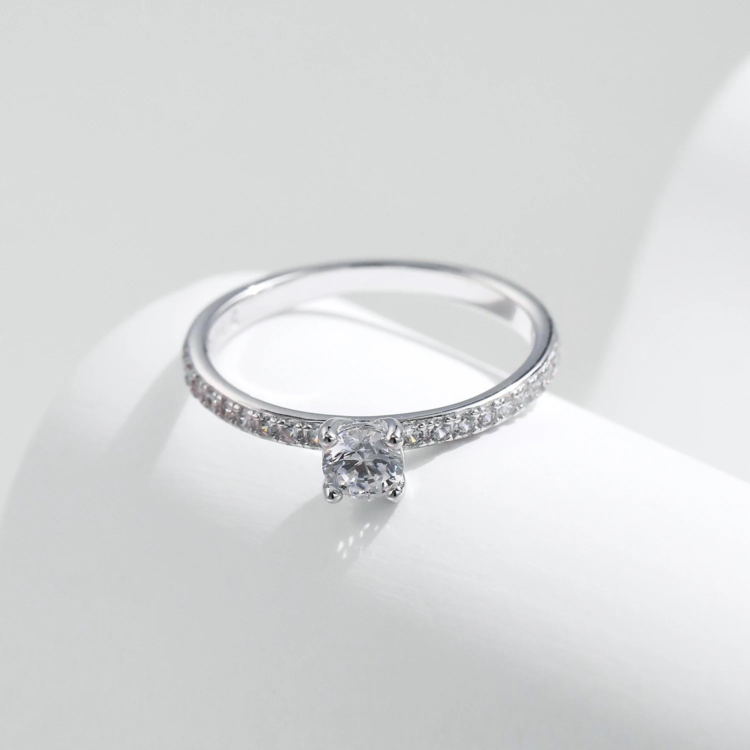 Bague Solitaire Pavée en Moissanite – Argent Massif